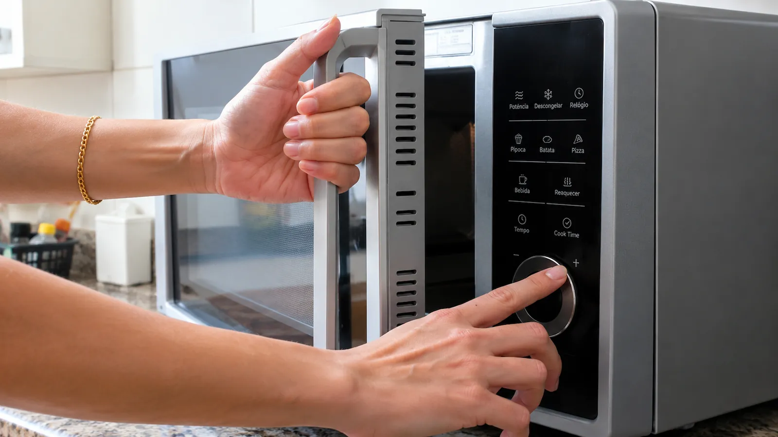 Como derreter cera de depilação no micro-ondas, aquecendo o pote em intervalos curtos de potência alta