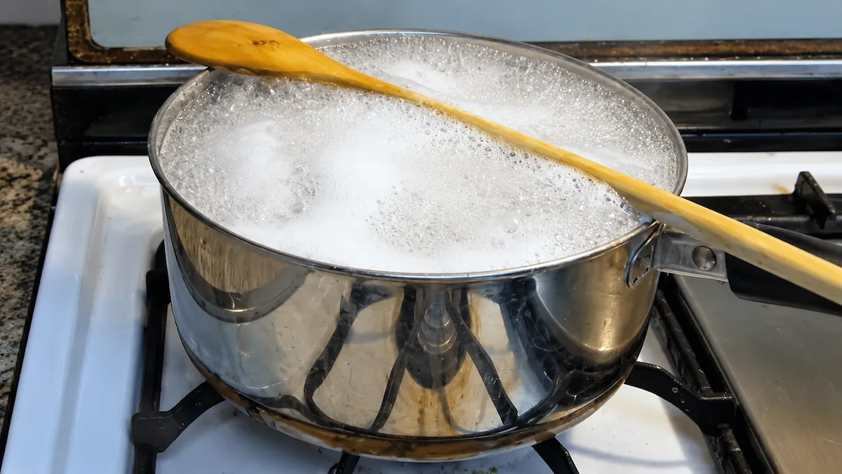 Panela de água fervente usada no banho-maria para derreter a cera de depilação sem contato direto com o fogo