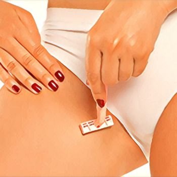 Exemplo de uma mulher fazendo a depilação e deixando a virilha lisinha com lamina