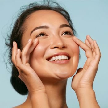 Mulher com pele reparada pela alta frequência