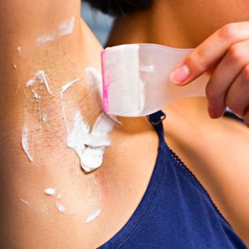 Gel depilatório nas axilas
